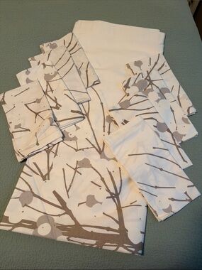Marimekko x Crate & Barrel LUMIMARIJA white 60”x108” tablecloth and 8 napkins